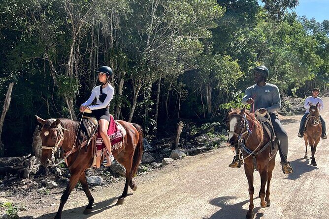 Horse Ride to Cenote Mil Columnas - Entering the Mil Columnas cave: the thousand columns effect